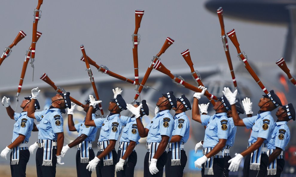 Soldados lanzan sus rifles durante el ensayo general del Día de la Fuerza Aérea india en la estación de la fuerza aérea Hindon en las afueras de Nueva Delhi, 6 de octubre de 2015. REUTERS / Anindito Mukherjee