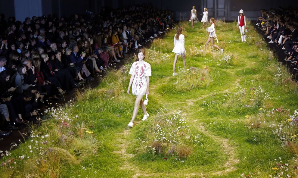 Modelos presentan las creaciones del diseñador italiano Giambattista Valli de su colección primavera/verano 2016 en la Semana de la Moda en París, Francia, 07 de octubre de 2015. REUTERS / Charles Platiau