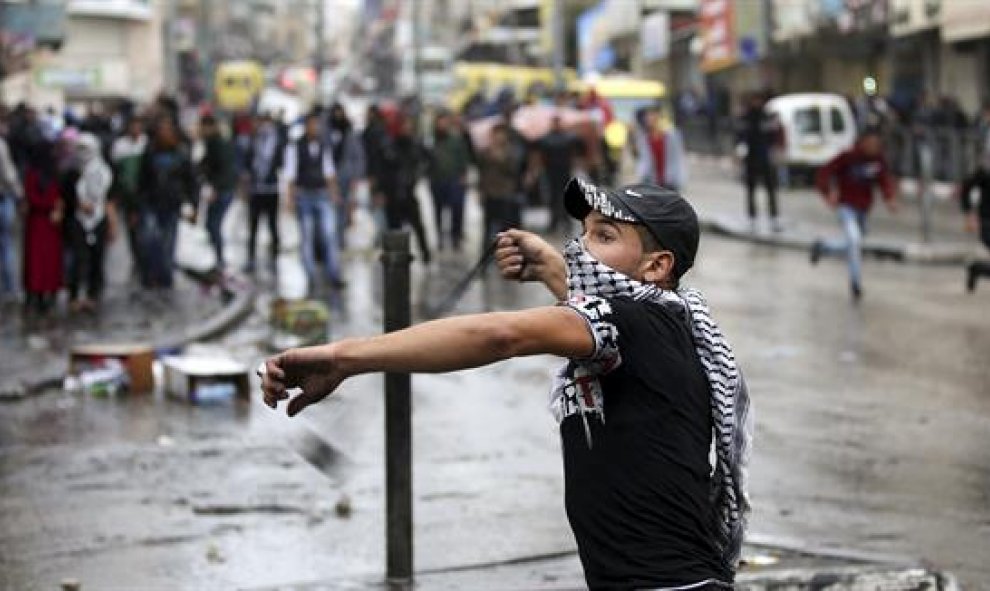 Un palestino se enfrenta a la policía en la localidad cisjordana de Hebrón, Palestina