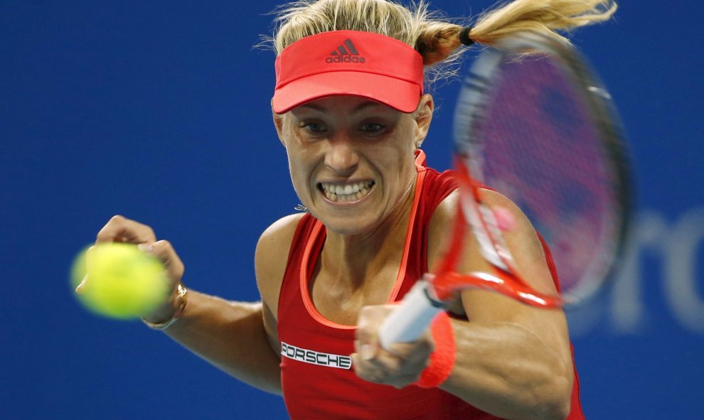 Angelique Kerber de Alemania realiza un retorno contra Caroline Wozniacki de Dinamarca durante el partido de individuales de sus mujeres en el torneo de tenis Abierto de China en Beijing