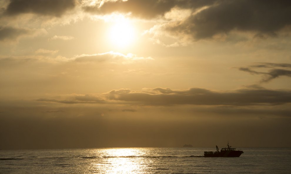 Un barco navega cerca de la costa de Barcelona. AFP PHOTO / JOSEP LAGO