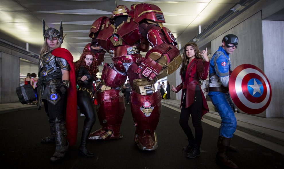 Gente vestida como Thor, Viuda Negra, Hulkbuster, la Bruja Escarlata y el Capitán América posan para fotos en el segundo día de Comic Con en Manhattan, Nueva York, 9 de octubre de 2015. REUTERS / Andrew Kelly