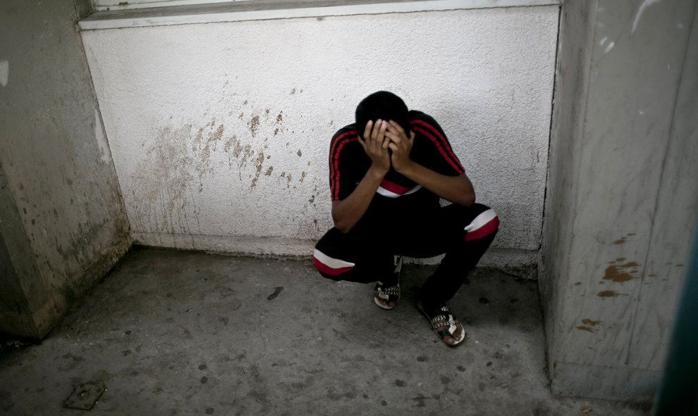 Un pariente llora la muerte del palestino de 21 años, Hamoda Mohsen, que perdió la vida durante los enfrentamientos con las fuerza de seguridad israelíes cerca de la frontera de Khan Yunis, en el sur de la Franja de GAza.- SAID KHATIB (AFP)