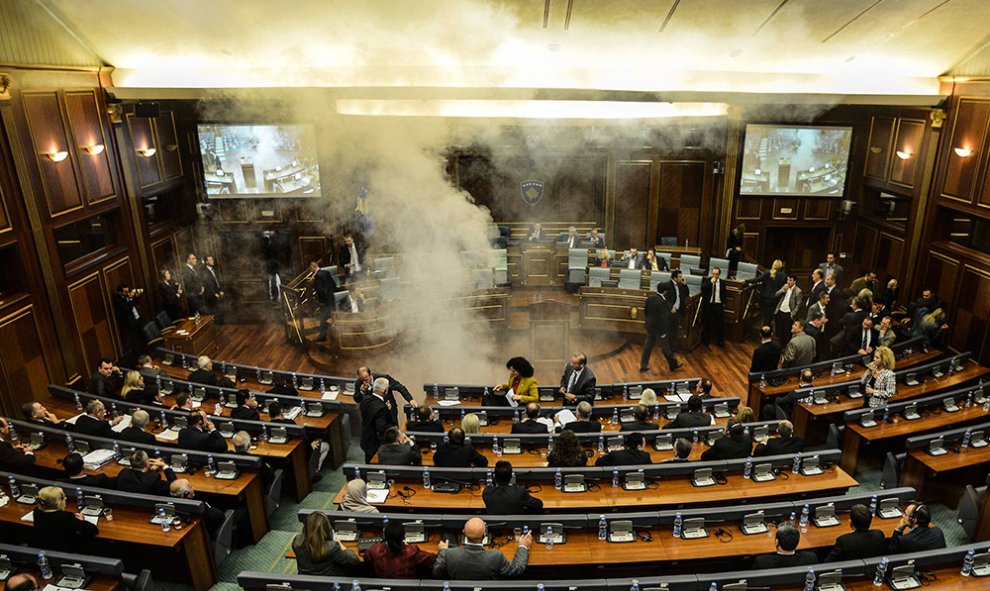 Una nube blanca de gases lacrimógenos en el parlamento de Kosovo, tras ser lanzado por miembros de la oposición.- AFP/SRT