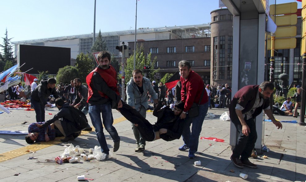 Unas personas trasladan a un herido por los atentados en la marcha pro-kurda en el centro de Ankara. REUTERS/Tumay Berkin