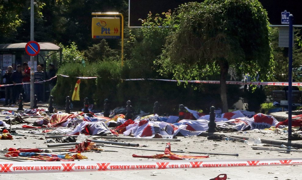 Varias de las víctimas mortales de los atentados en Ankara cubiertas con banderas, pancartas y periódicos.. EFE/EPA/STR