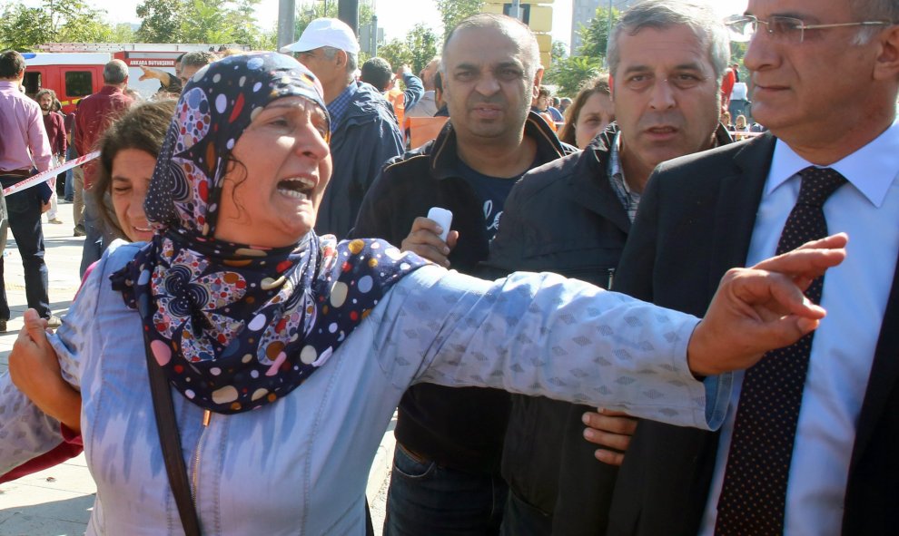 Una mujer grita y se lamenta entre las víctimas de los antentados en el centro de Ankara durante una marcha por la paz de las formaciones pro-kurdas. EFE/EPA/STR