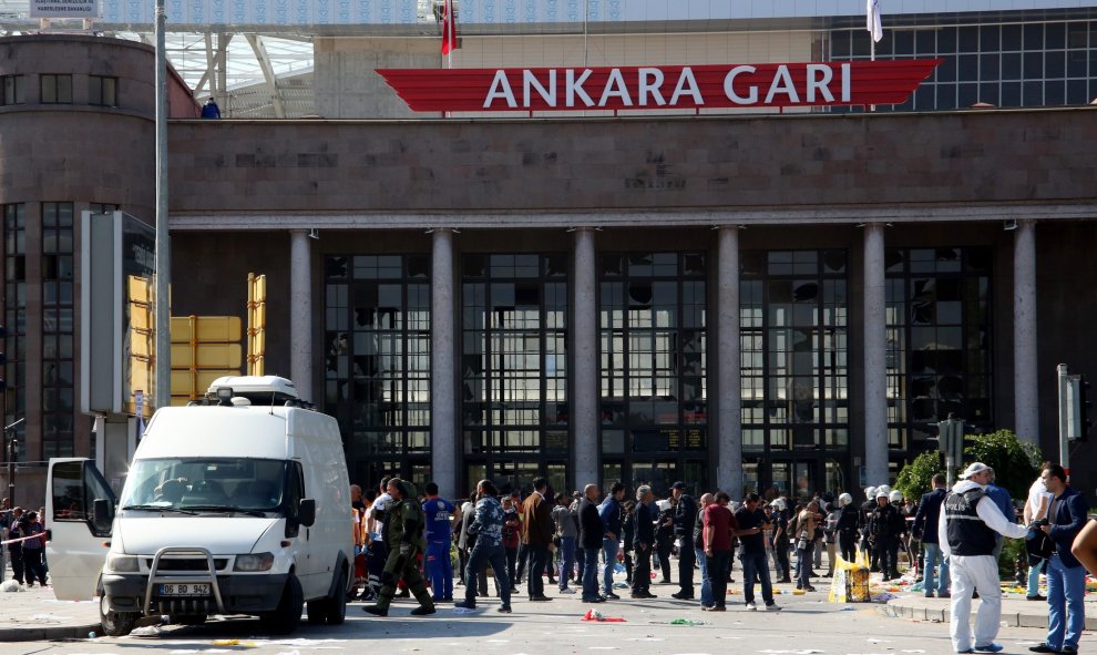 Los servicios médicos y agentes de la Policía turka trabajan en la zona de los atentados en Ankara durante una marcha por la par organizada por formaciones pro-kurdas. EFE/EPA/STR