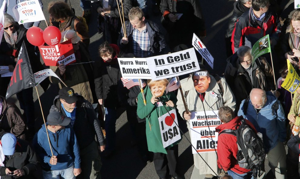 Activistas de los derechos de consumidores participan en una marcha para protestar contra TTIP en Berlín.- REUTERS