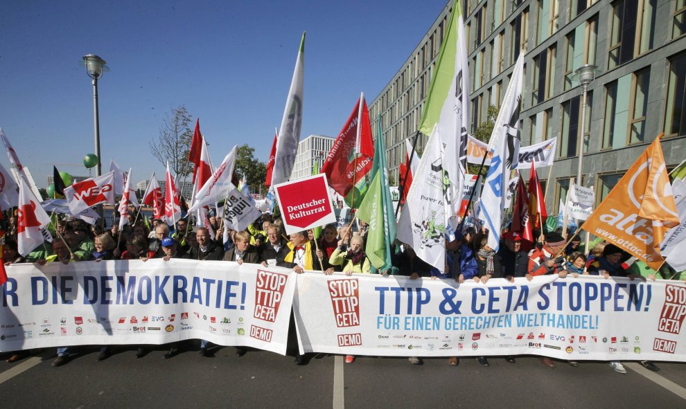 Activistas de los derechos de consumidores participan en la marcha para protestar contra TTIP en Berlín.- REUTERS.