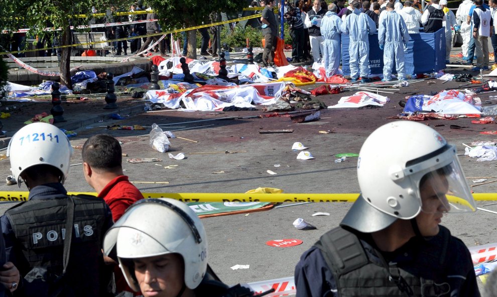 Los forenses examinan el área donde se produjo una de las explosiones en el centro de Ankara, mientras agentes de la policía acordonan la zona. REUTERS/Stringer