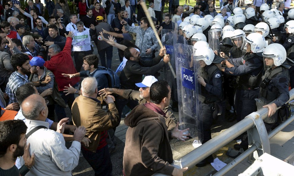 Algunos de los participantes en la marcha pro-kurda se encaran a los agentes de la Policía turca tras las explosiones en el centro de Ankara que han provocado decenas de muertos y más de un centenar de heridos. REUTERS/Stringer