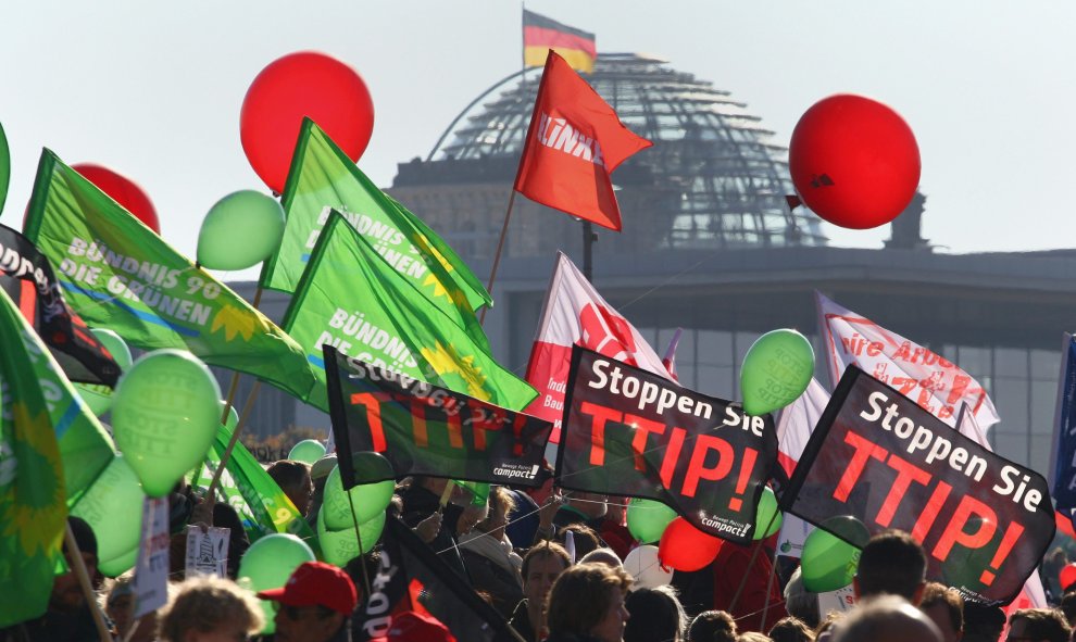 La marcha contra el TTIP pasa por delante del edificio del Reichstag alemán (el Parlamento). EFE / EPA / WOLFRAM STEINBERG