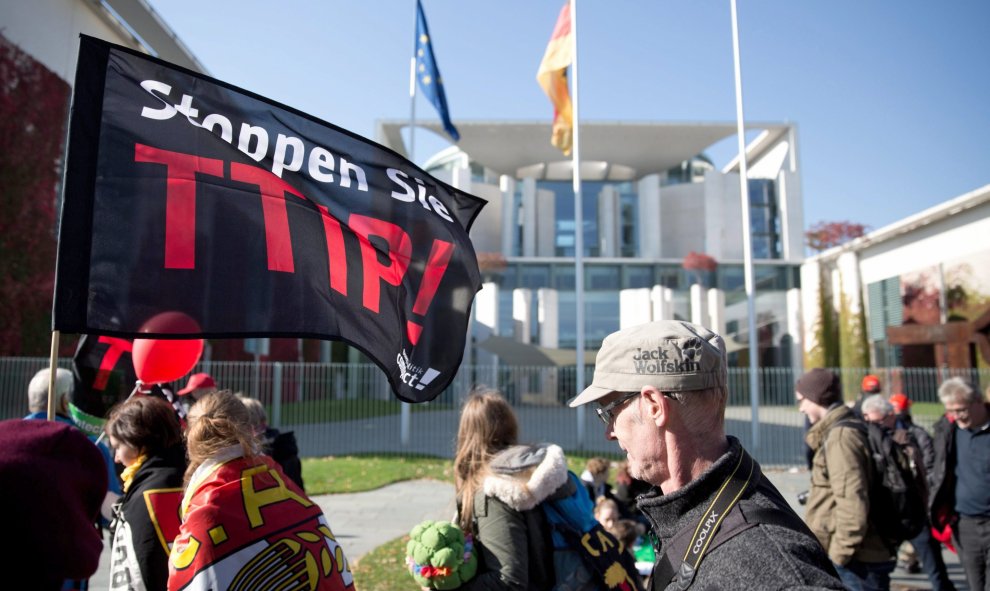 Los participantes en la manifestación contra el TTIP pasan por delante de la sede de la Cancillería, donde tiene su despacho Angela Merkel, en Berlín. EFE/EPA/JOERG CARSTENSEN