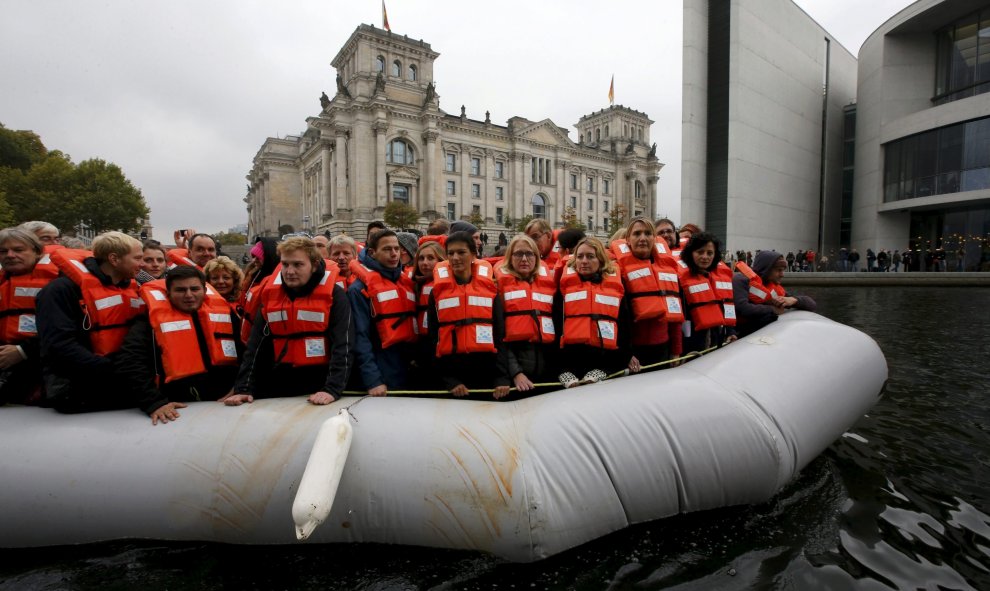 Un bote original utilizado por los emigrantes y refugiados lleva a miembros del parlamento y voluntarios sobre el río Spree para mostrar las condiciones bajo las cuales cruzan el mar Mediterráneo, en un acto organizado por la ONG alemana Sea-Watch en fren