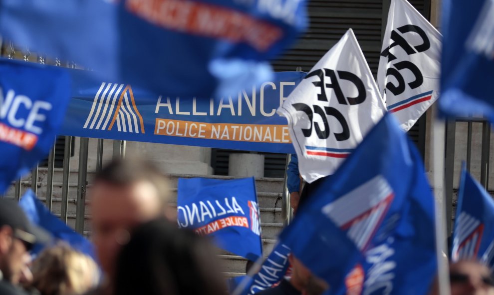 Pancantas y banderolas de los miembros de la Policía francesa  que han protestado ante el Ministerio de Justicia en París por la falta de recursos. REUTERS / Jacky Naegelen