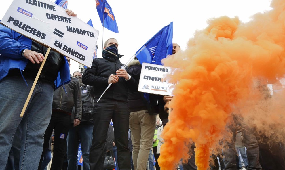 Agentes de la Policía francesa se manifiestan frente al Ministerio de Justicia, en París, en protesta por la falta de medios. REUTERS/Jacky Naegelen