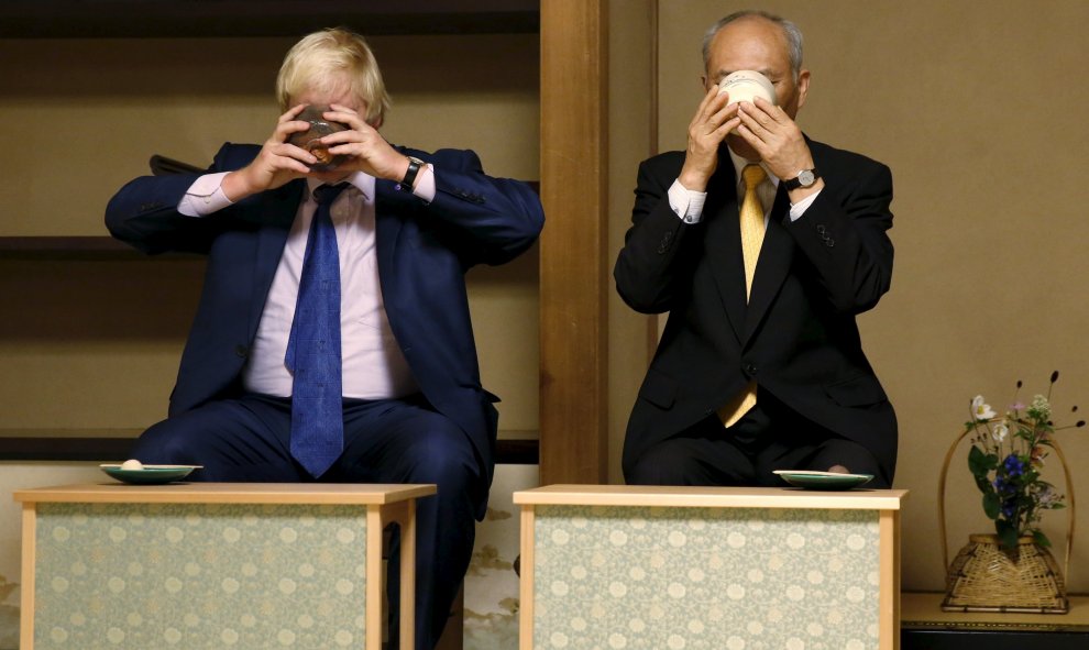 El alcalde de Londres, Boris Johnson (izda), junto al gobernador de Tokio (Japón), Yoichi Masuzoe (dcha), asisten a una ceremonia del té en el templo Meiji en Tokio (Japón) hoy, 14 de octubre de 2015. REUTERS/Issei Kato