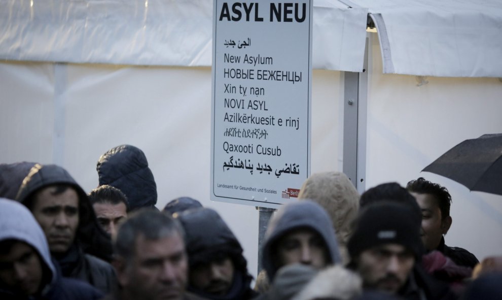 Refugiados esperan a las puertas de la Oficina de Sanidad y Asuntos Sociales bajo una carpa instalada para protegerles del frío en Berlín. EFE/Kay Nietfeld