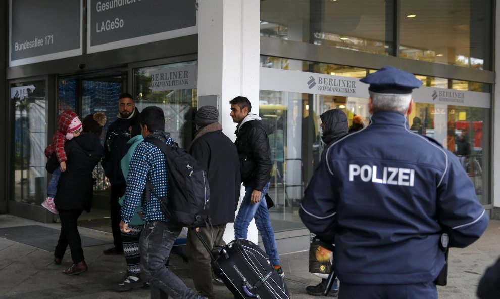 Los primeros refugiados que llegan  a la Oficina de Sanidad y Asuntos Sociales, en Berlín, para iniciar su proceso de registro. REUTERS/Fabrizio Bensch