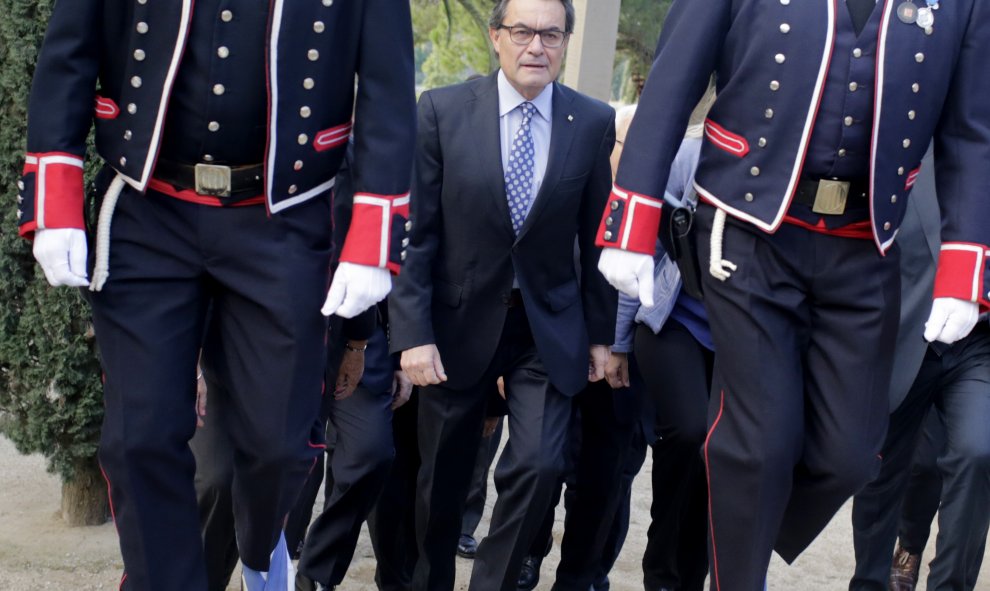 El presidente de la Generalitat en funciones, Artur Mas, llegando al homenaje celebrado esta mañana al expresidente de la Generalitat Lluís Companys. AFP/PAU BARRENA