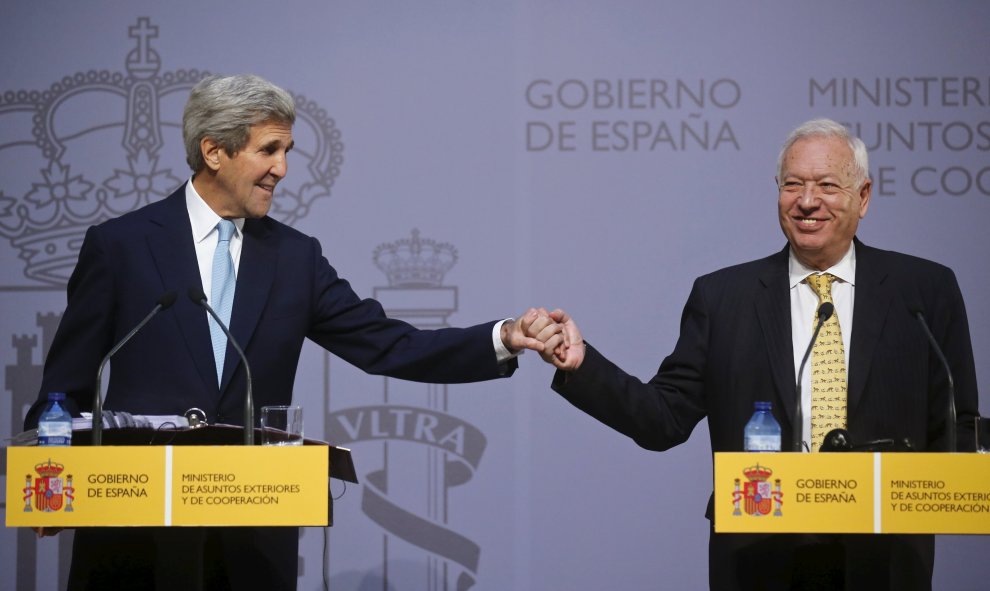 El secretario de Estado estadounidense, John Kerry y el ministro español de Asuntos Exteriores, José Manuel García-Margallo estrechan la mano durante una rueda de prensa en el Ministerio de Asuntos Exteriores en Madrid, España. REUTERS / Andrea Comas