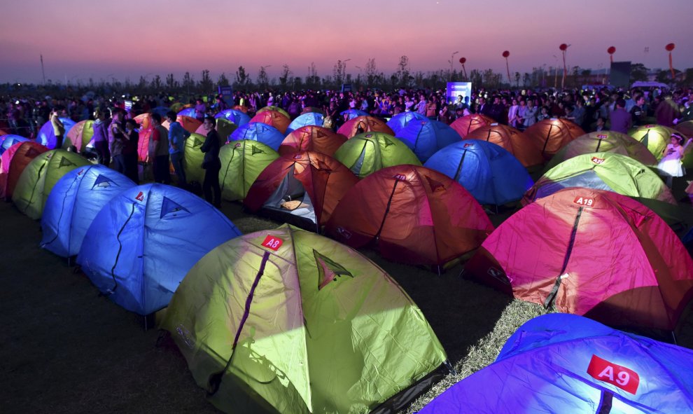 Tiendas de campaña durante un festival cultural en Hefei, provincia de Anhui, China. Cerca de 500 tiendas y alrededor de 1.000 personas participaron en el festival este fin de semana, según medios locales. REUTERS / Stringer