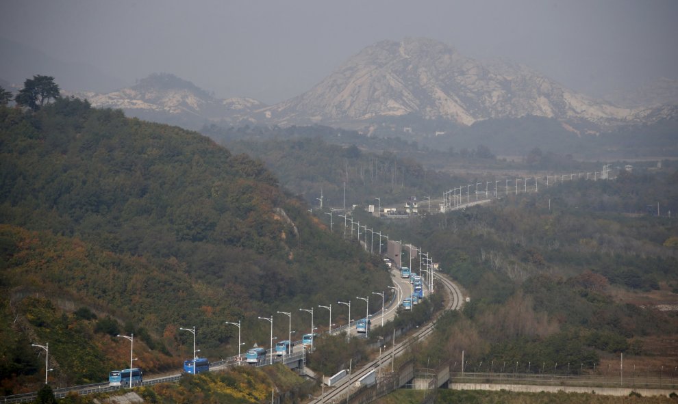 Casi 400 surcoreanos partieron rumbo al complejo turístico del monte Kumgang, al sureste de Corea del Norte, para tomar parte en la primera ronda del vigésimo encuentro de familias divididas de las dos Coreas.