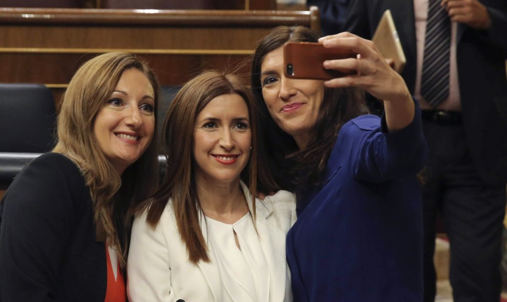 Tres diputadas se hacen selfies en el hemiciclo del Congreso tras la última sesión de control al Gobierno con la que la Cámara Baja ha puesto fin a la X legislatura.- EFE