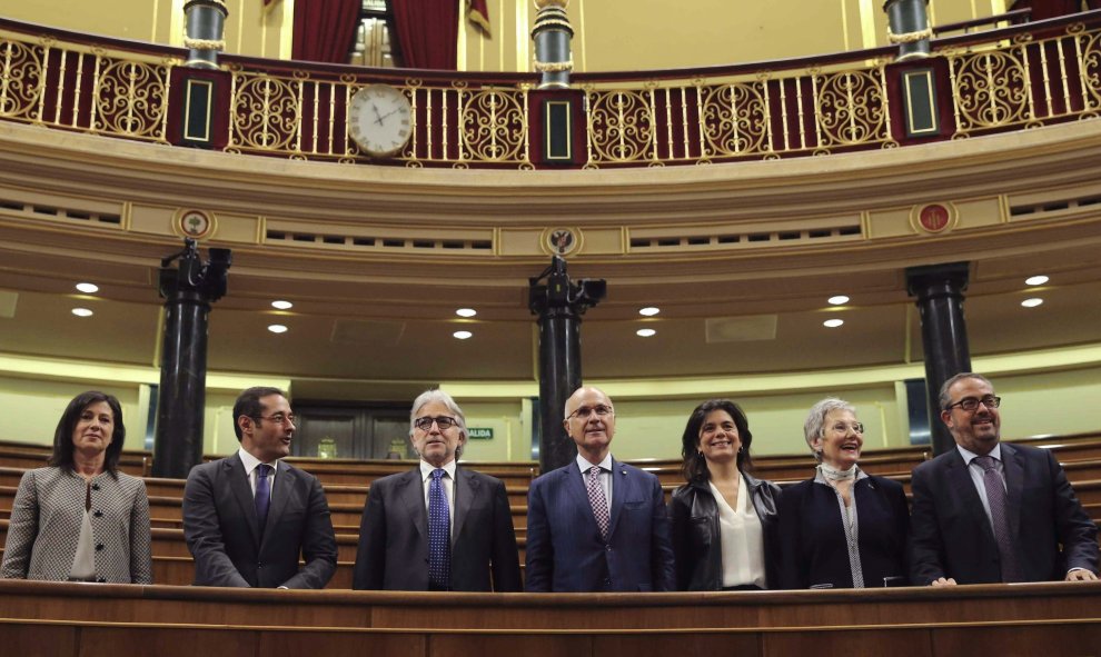 Los diputados de CiU Maria del Carmen Castellano, Antoni Pico, Josep Sanchez Llibre, Josep Antoni Durán i Lleida, Monserrat Surroca, Concepció Tarruella y Marti Barbera en el hemiciclo del Congreso tras la última sesión de control.- EFE