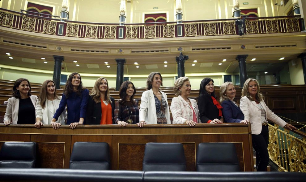 Diputadas del Partido Popular se fotografían al término de la última sesión de control al Gobierno con la que la Cámara Baja ha puesto fin a la X legislatura.- EFE