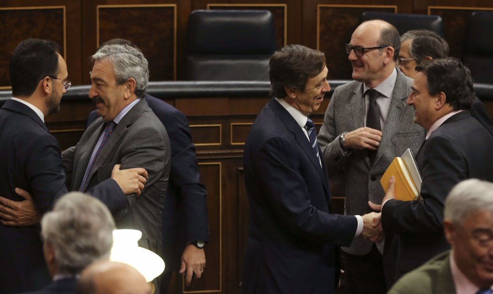 Rafael Hernando y del PSOE, Antonio Hernando se despiden de disputados tras la última sesión de control al Gobierno con la que la Cámara Baja ha puesto fin a la X legislatura. EFE