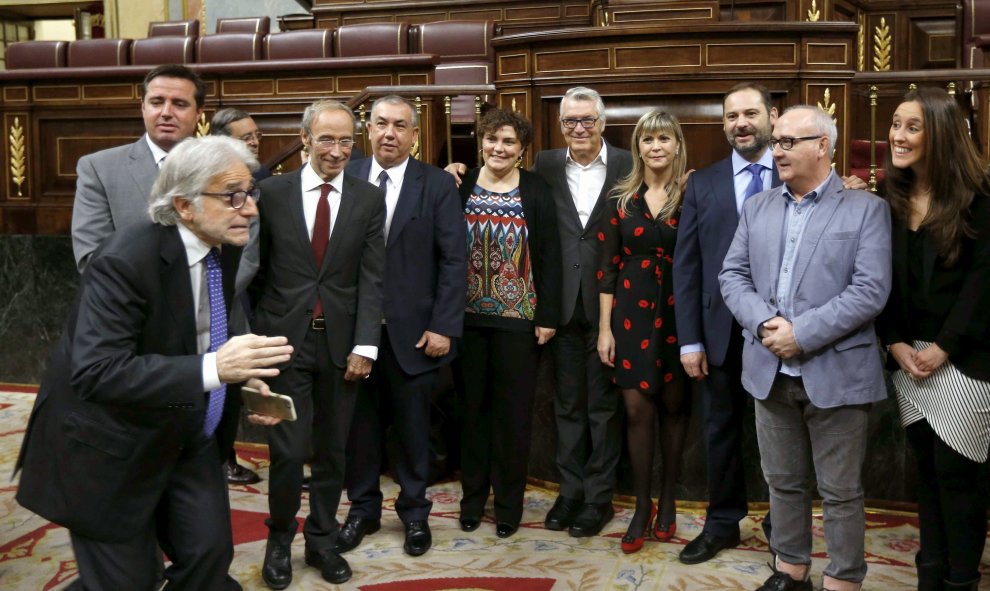 Diputados valencianos observan al diputado de CiU, Josep Sánchez Llibre.- EFE