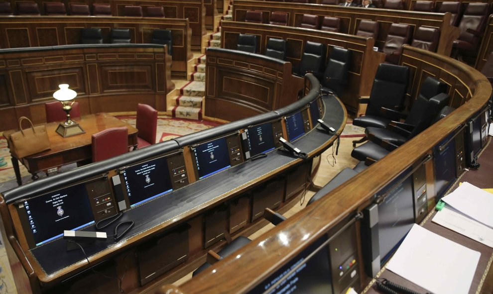 Escaño del presidente del Gobierno, Mariano Rajoy, en el Congreso de los Diputados tras la última sesión de control.- EFE