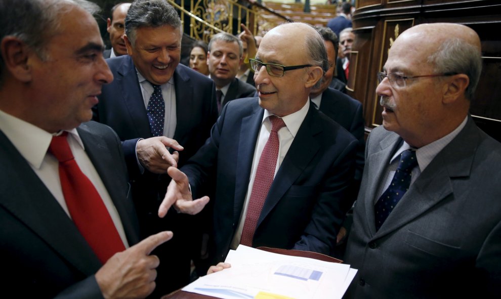 El ministro de Hacienda, Cristóbal Montoro, conversa con varios diputados del PP. REUTERS/ Juan Medina