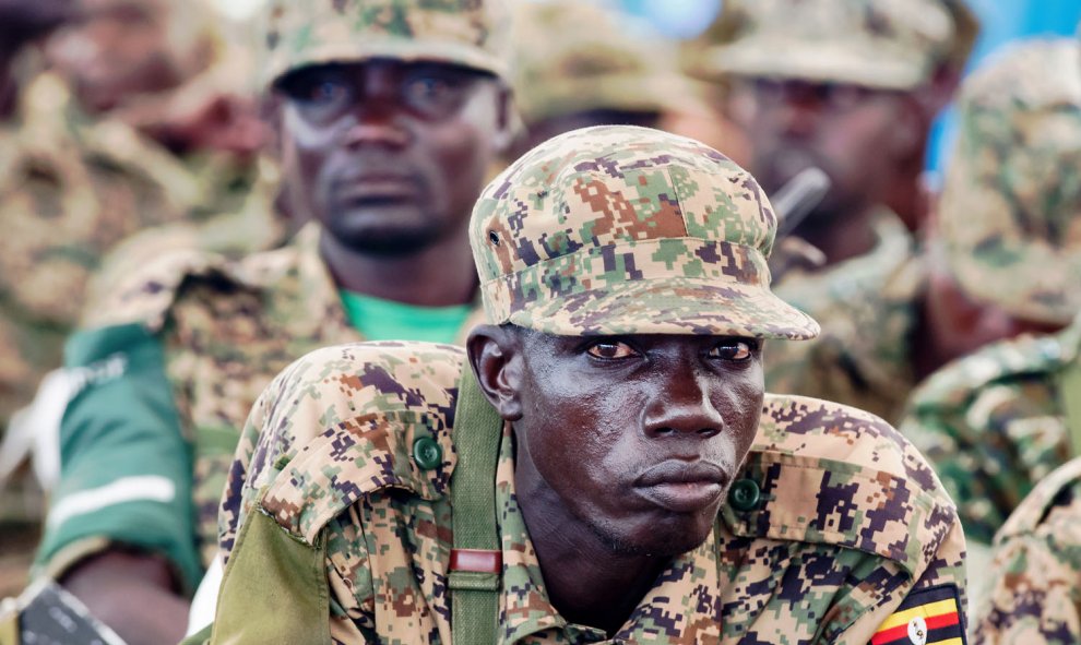Un soldado de la Fuerza de Defensa del Pueblo de Uganda (UPDF) en una base militar en el aeropuerto internacional en Juba, Sudán del Sur , el 22 de octubre de 2015. AFP/Charles Lomodong