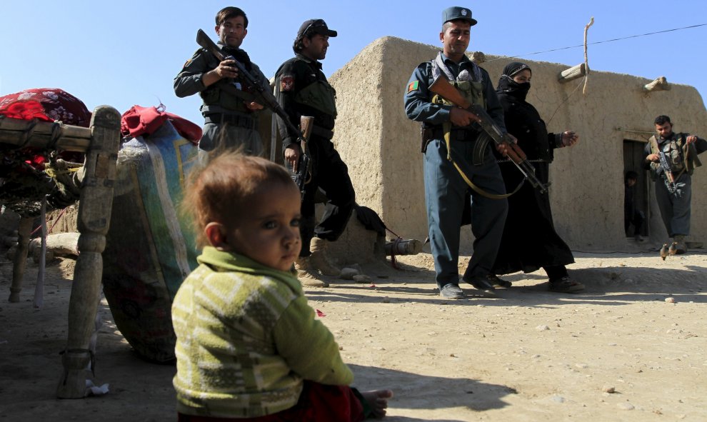 Policías afganos buscan armas en una casa durante una operación en el distrito de Rodat de la provincia de Nangarhar, Afganistán 22 de octubre de 2015. REUTERS / Parwiz