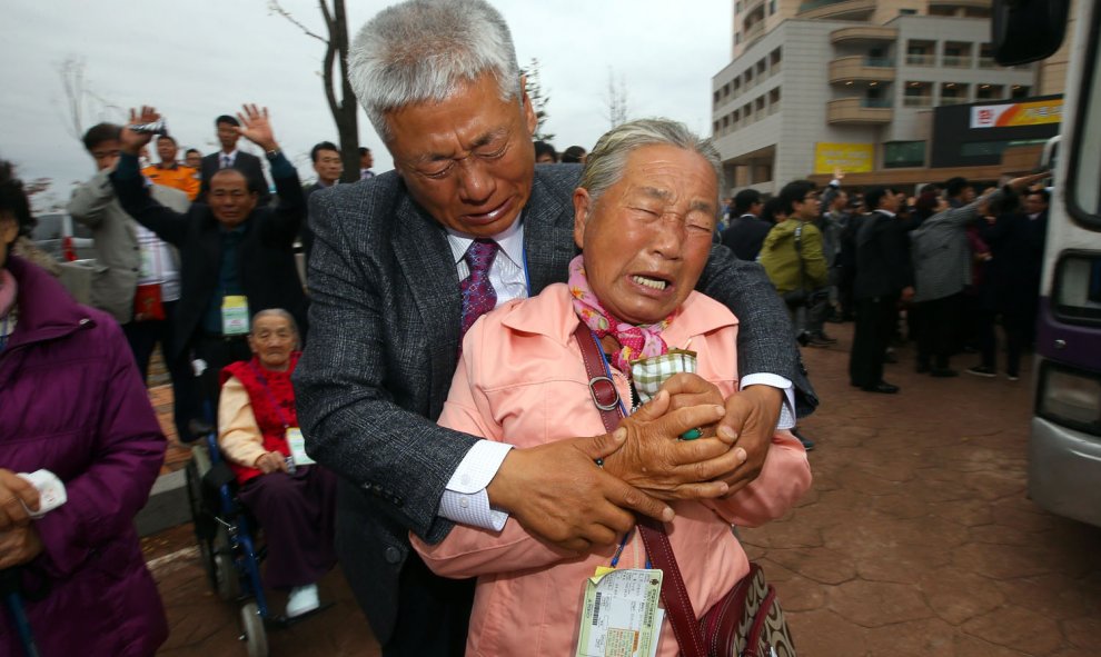 Los surcoreanos lloran al despedirse de sus familiares norcoreanos tras una reunión familiar en el complejo Monte Kumgang, en la costa sureste de Corea del Norte el 22 de octubre de 2015. AFP/ YONHAP