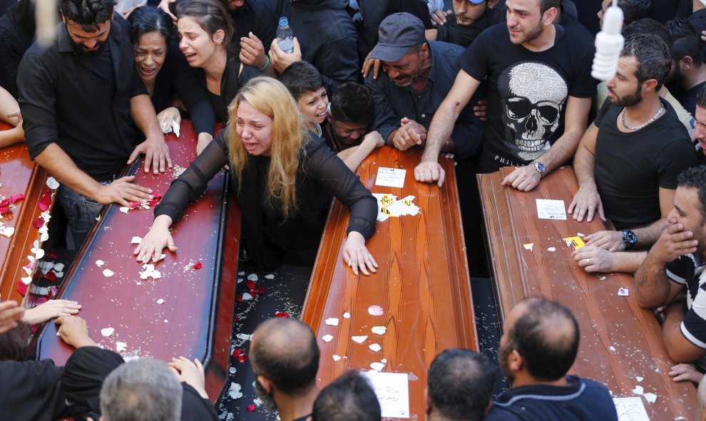 Los familiares de la familia Safwan, que se ahogaron en un barco que los traía desde Turquía a Grecia, lloran en sus ataúdes durante su funeral en el suburbio de Beirut, Ouzai, Líbano. REUTERS / Mohamed Azakir