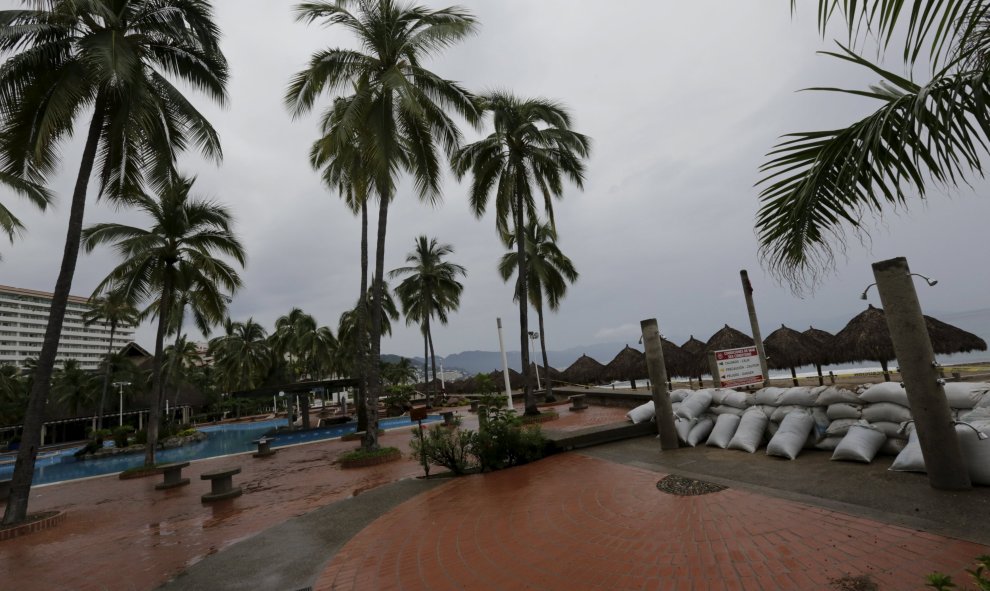 El huracán Patricia ha llegado este sábado de madrugada a México provocando, de momento, menos destrozos de los previstos. Ha caído a categoría cuatro.- REUTERS