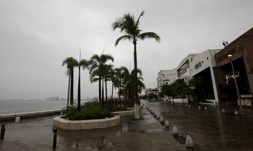 El huracán Patricia ha llegado este sábado de madrugada a México provocando, de momento, menos destrozos de los previstos. Ha caído a categoría cuatro.- REUTERS