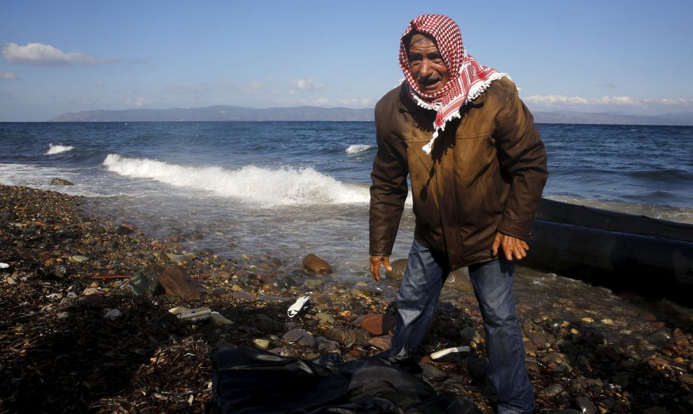Un refugiado sirio llega a la orilla agotado.REUTERS / Yannis Behrakis