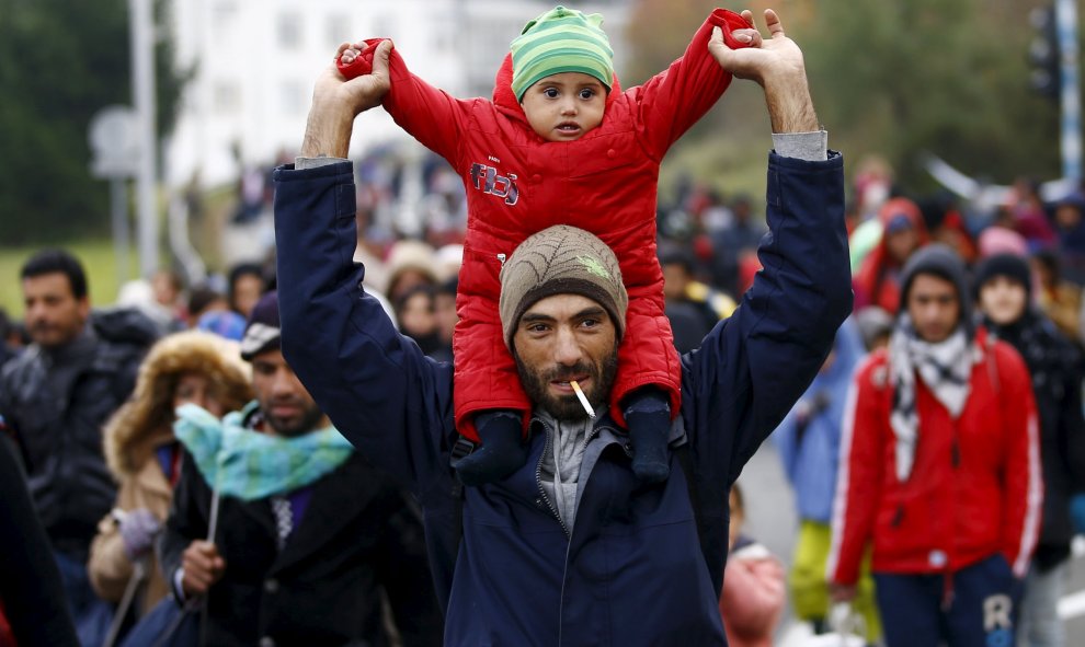Un grupo de refugiados caminan hacia la frontera con Austria. REUTERS / Leonhard Foeger