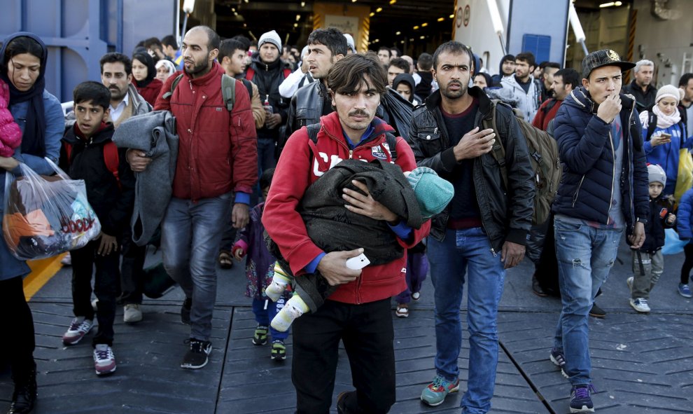 Refugiados llegan a bordo de un ferry. REUTERS / Alkis Konstantinidis