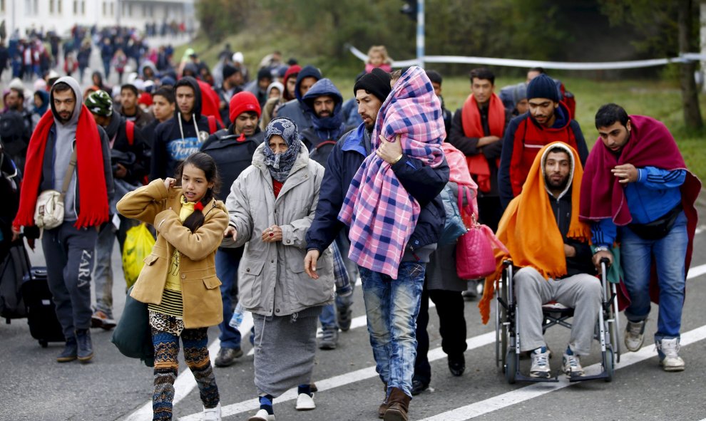 Un grupo de refugiados caminan hacia la frontera con Austria. REUTERS / Leonhard Foeger