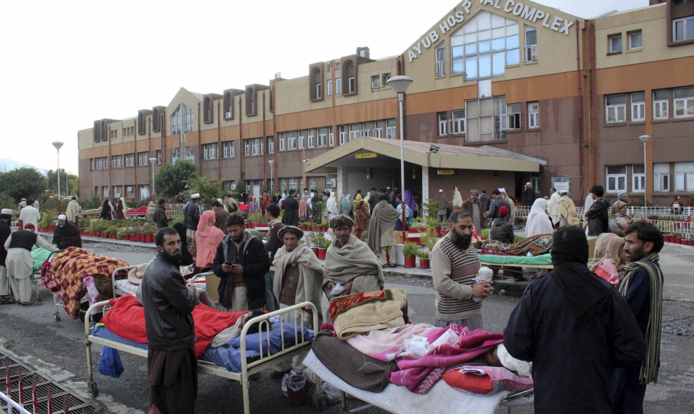 Heridos reciben atención médica en el aparcamiento de un hospital en Abbotabad tras el seísmo al norte de Kabul (Afganistán).- EFE