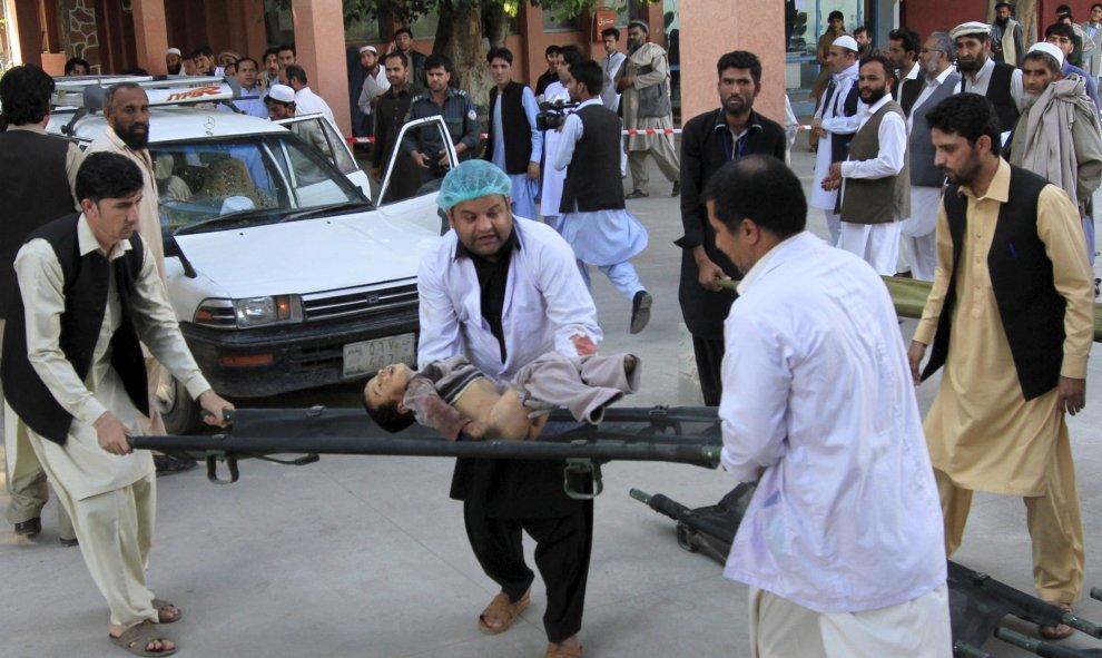 En el Hospital Lady Reading de Peshawar, capital provincial de Khyber, unos 100 heridos fueron ingresados, mientras que en la región de Swat al menos 194 personas fueron trasladadas a centros médicos.- REUTERS
