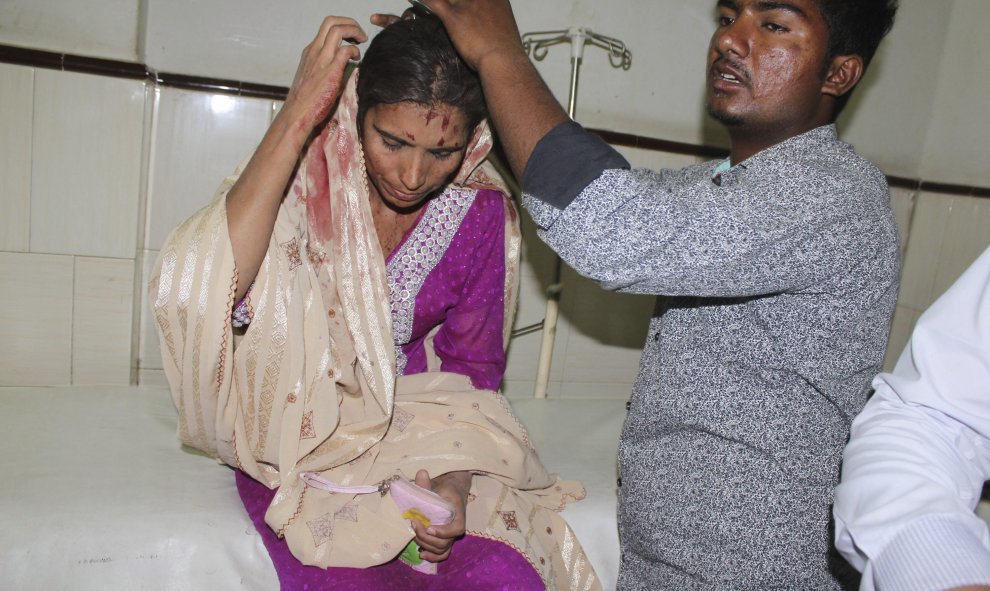 Una mujer herida recibe atención médica en un hospital en Sargodha (Pakistán).- EFE