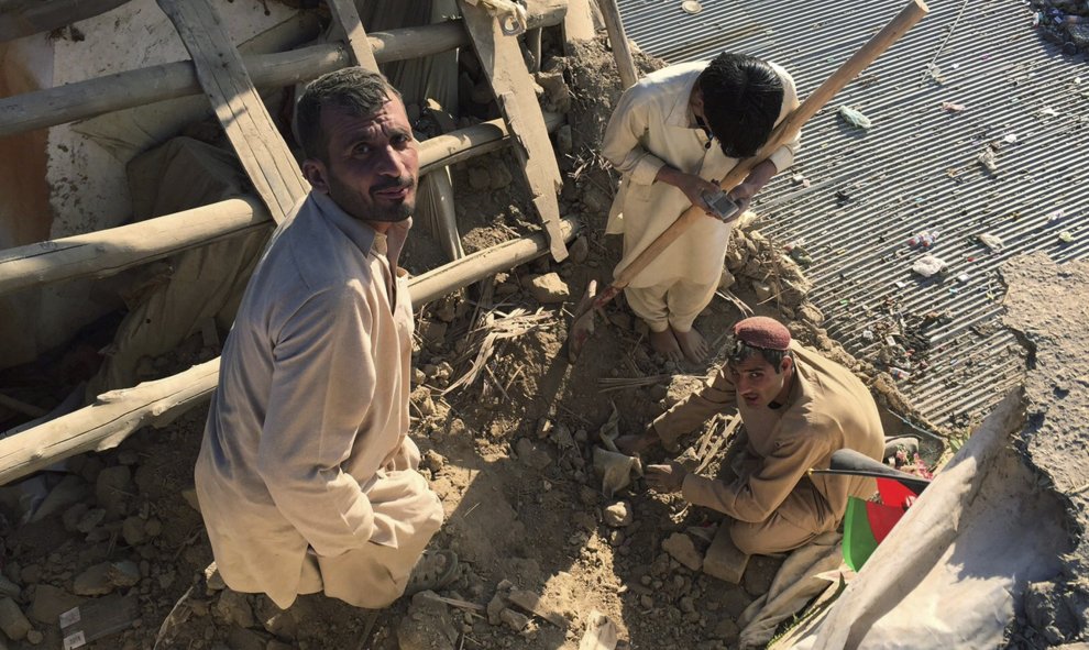 Afganos comprueban los daños en su vivienda en Kabul (Afganistán).- EFE