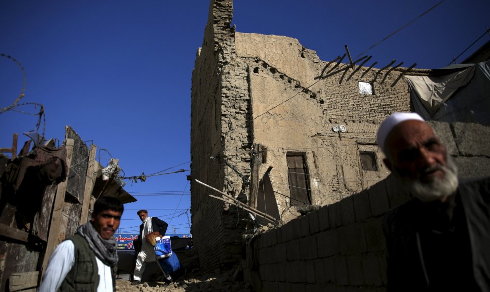 Un hombre transporta sus pertenencias de su casa en Kabul (Afganistán) después del fuerte terremoto que ha afectado la región. REUTERS/Ahmad Masood